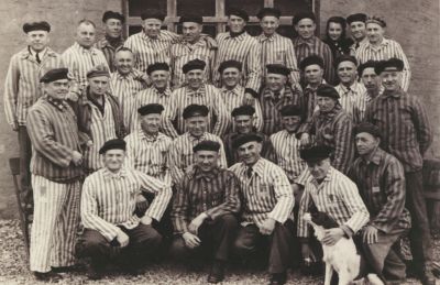 Die ehemaligen Häftlinge tragen unter ihrer gestreiften Häftlingskleidung Zivilkleidung, Anfang Mai 1945, 